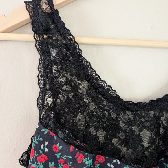 Y2K Lace Tank Top Black with Red Rose Print Romantic Floral Tank Lace Hem Size M - Picture 4 of 9